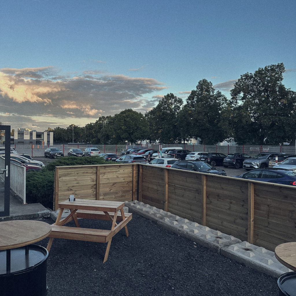 un grand parking gratuit et accessible